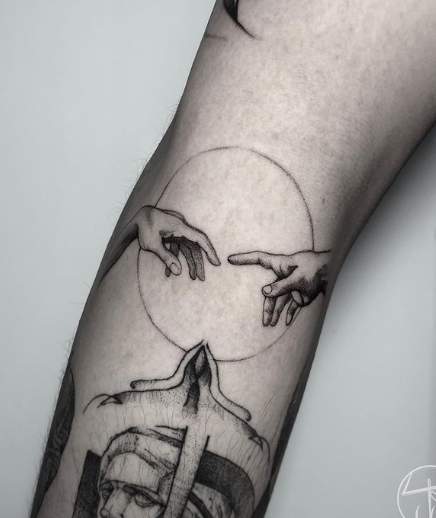 tatuaje de la creación de las manos de adam