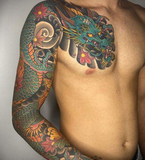 tatuaje de dragon en espalda y hombro