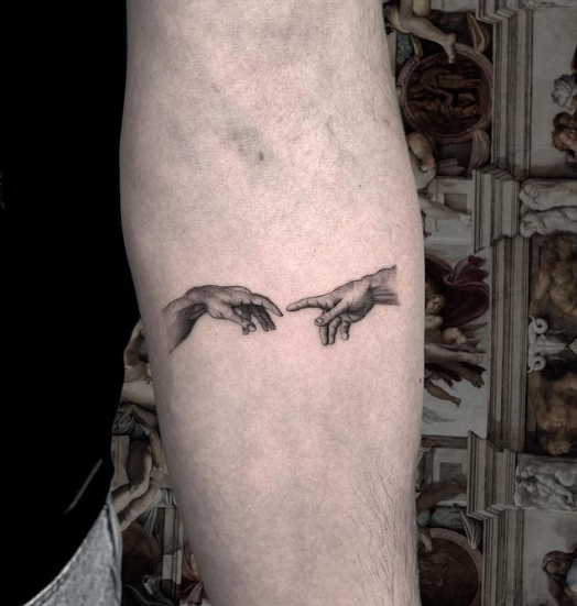tatuaje de la creación de las manos de adam